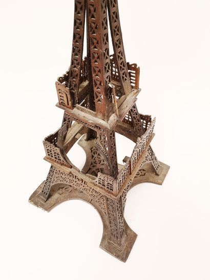 null Maquette éclairante de la tour Eiffel en bois découpé, formant pendule.
H. :...
