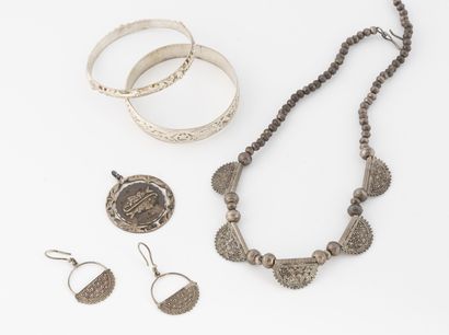 null Lot de bijoux en argent (min. 800) comprenant : 
- Un pendentif rond centré...