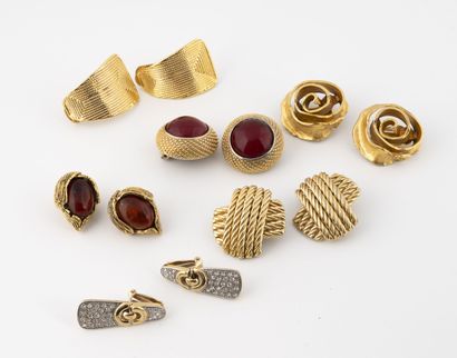 null Lot of six pairs of ear clips in gold metal and stones. 
Three signed and one...