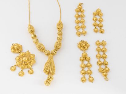 null Lot de bijoux en métal doré filigrané et grainetis comprenant un collier et...