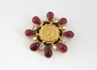 CHANEL Broche en métal doré à motif d'une pièce au profil de Coco Chanel dans un...