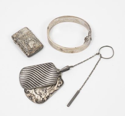 null Petit lot d'objets en argent (800), comprenant un bracelet rigide ouvrant, gravé...