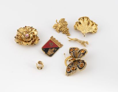 null Lot of costume jewelry including:
- Three brooches in the form of butterfly,...