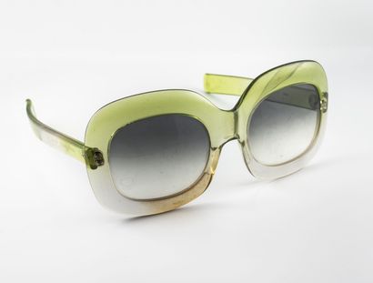 GIVENCHY Paire de lunettes de soleil en plastique translucide vert et incolore.
Verres...