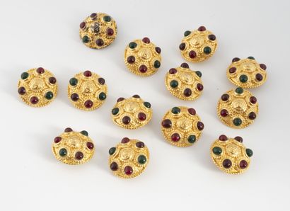 CHANEL Treize boutons en métal doré avec cabochons de verre de couleur, siglés au...