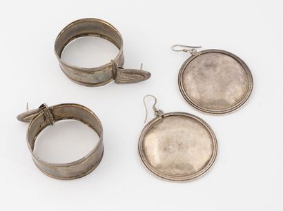 null Two pairs of silver earrings (800) including : 
- One in the form of circles...