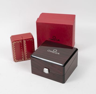 OMEGA, MUST CARTIER, Wooden watch box.
10 x 17 x 15 cm.
Used condition.
In a red...