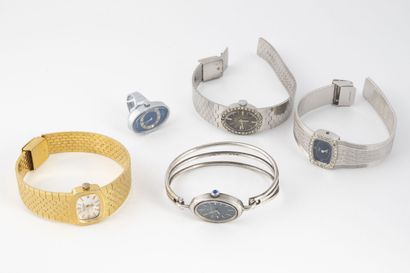 null Quatre montres bracelet de dame en métal doré ou argenté. 
Boîtiers ovales ou...