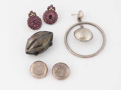 null Pair of round earrings in yellow gold (750) and silver (800) paved with pink...