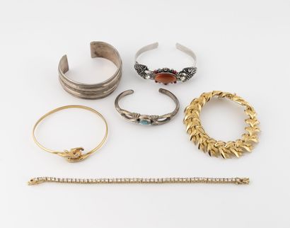 null Lot de six bracelets fantaisie en métal doré ou argenté, certains ornés de pierres...