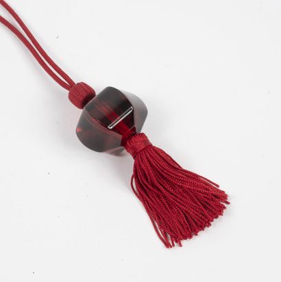 BACCARAT Collier cordon rouge ajustable terminé par un pendentif formé d'une perle...
