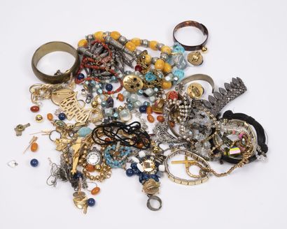 null Important lot de bijoux de fantaisie divers dont colliers, bracelets, clips,...