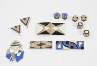 null Lot of enameled metal jewelry polychrome:
- Three belt buckles.
- Pair of triangular...