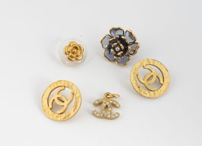 CHANEL Petit lot de bijoux comprenant :
- Deux boutons en métal doré martelé à motif...