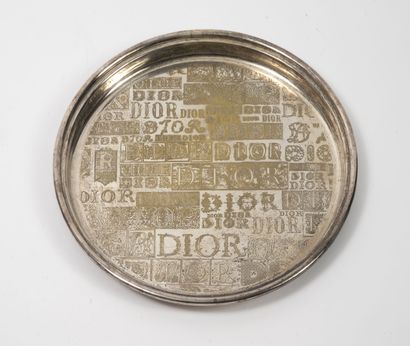 Christian DIOR Plateau rond en métal argenté à décor gravé du nom de la maison dans...