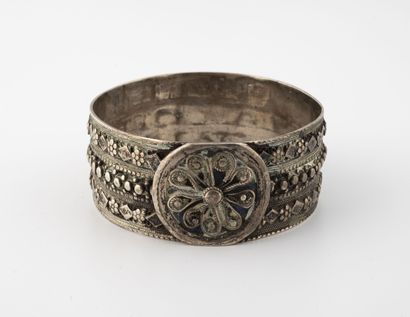 null Bracelet jonc en argent (min. 800) centré d'une rosace et orné de motifs de...