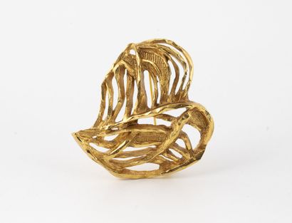 Christian LACROIX Broche en métal doré en forme de coeur stylisé ajouré.
Siglée au...