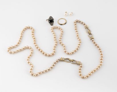 Petit lot de bijoux de fantaisie comprenant : - A long necklace of beige and pink...