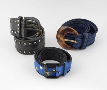 YVES SAINT LAURENT Lot de trois ceintures :
- Une ceinture en tissu bleu à bordure...