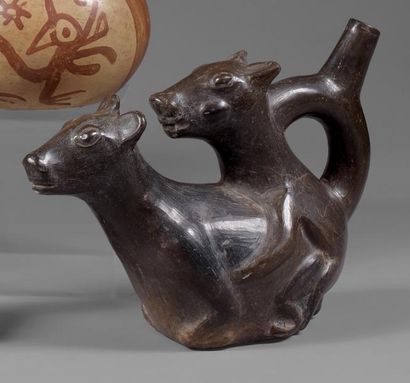 PEROU Vase en céramique noire graphitée à la forme d'un accouplement de deux lamas,...