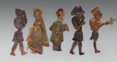 TURQUIE Cinq figurines du théâtre d'ombres Karagöz. Cuir de chameau découpé et teinté....
