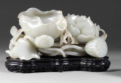 CHINE Groupe en néphrite blanche à décor sculpté de fleurs et boutons de lotus accolés....