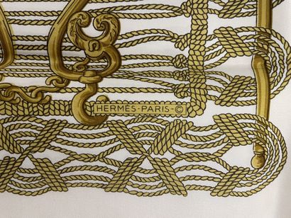 HERMES, Paris Écharpe en twill de soie imprimé à décor équestre jaune sur fond blanc.
184...