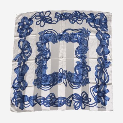 NINA RICCI, Paris Ensemble de quatre foulards en soie, de divers motifs.
Signés....
