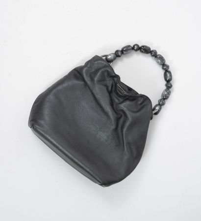 Christian DIOR, Paris Petit sac de dame en cuir gris métallisé. 
Anse rigide ornée...