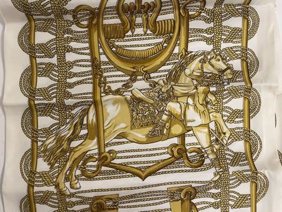 HERMES, Paris Écharpe en twill de soie imprimé à décor équestre jaune sur fond blanc.
184...