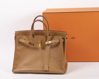 HERMES Paris Sac Birkin retourné 40 cm en veau epsom gold. 
Bijouterie en métal plaqué...