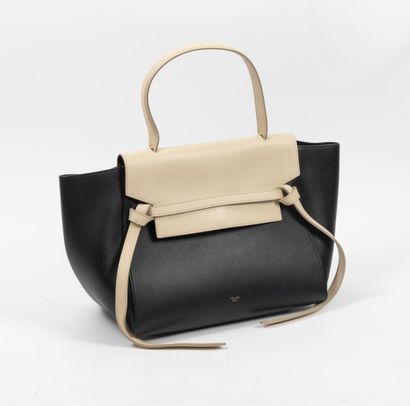 CELINE Sac à main "Belt" en cuir beige et noir.
Poignée porté épaule et anse bandoulière...