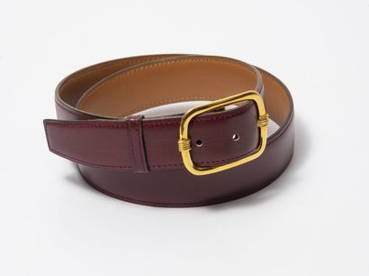 HERMES Paris Ceinture en cuir bordeaux à boucle ovale en métal doré. 
Signée. 
Long....