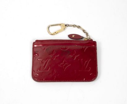 Louis VUITTON, Paris Petit porte-monnaie en cuir vernis rouge empreinte Monogram....