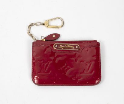 Louis VUITTON, Paris Petit porte-monnaie en cuir vernis rouge empreinte Monogram....