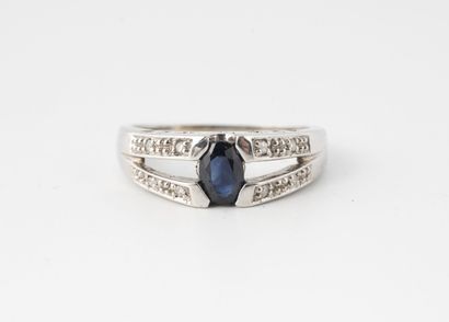 null White gold ring (750), centered on an oval faceted sapphire in a setting of...
