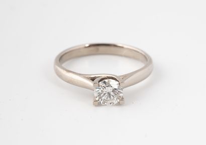 null Bague solitaire en or gris (750) ornée d'un petit diamant taille brillant en...
