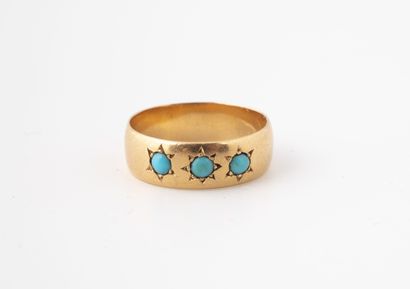 null Yellow gold (750) ring set with three turquoise beads in a star-shaped mass...