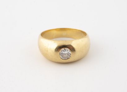 Yellow gold (750) ring set with a brilliant-cut...