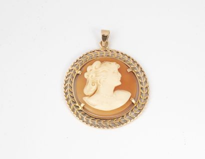 null Yellow gold (750) pendant set with a shell cameo in profile of a woman. 
Gross...