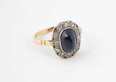 null Yellow gold (750) and platinum (850) ring set with a sapphire cabochon in a...