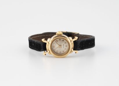 null Lady's wrist watch.
Round case in yellow gold (750). 
Dial with silvered background,...