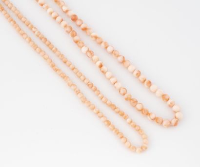null Deux colliers de perles de corail (Scleractinia spp) blanc teinté rose. 
Fermoirs...