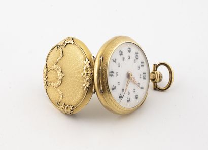 null Yellow gold (750) collar watch.
Back cover with wavy guilloché decoration and...
