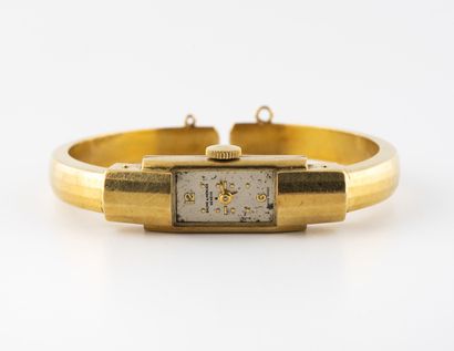 BAUME et MERCIER Yellow gold (750) ladies' wristwatch.
Rectangular case and gadrooned...