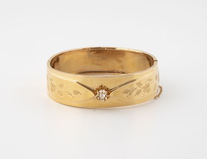 null Rigid bracelet in yellow gold (750) with a chiseled decoration of flowering...