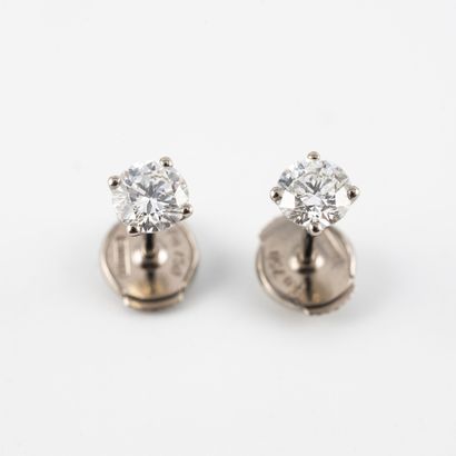 null Paire de puces d'oreille en or gris (750) ornées de deux petits diamants taille...