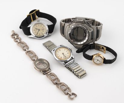 null Lot de cinq montres bracelet en métal argenté ou doré diverses dont Casio, Huma,...