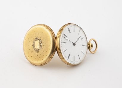 null Flat pocket watch in yellow gold (750). 
Back cover centered with a medallion.
White...