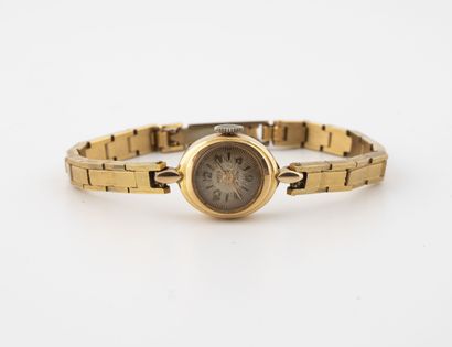 null Lady's wrist watch.
Oval case in yellow gold (750). 
Dial with golden background,...